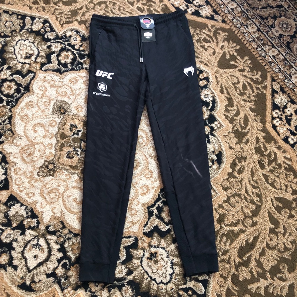 UFC Fusion by Venum Authentic Fight Night
Women’s Walkout Pant - Black